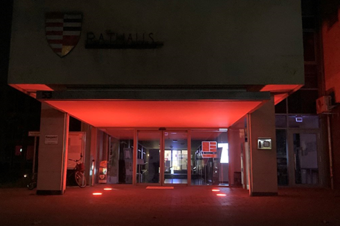 Eingang Rathaus orangefarbenes Licht