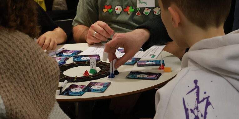 Brettspiel am runden Tisch