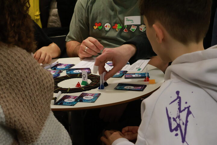 Brettspiel am runden Tisch