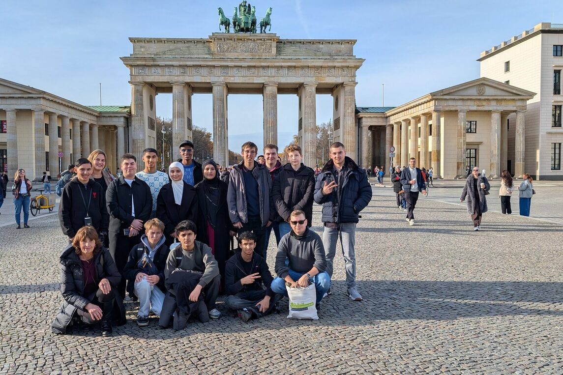 Vorne v.l.n.r.: Silke Amrein, Maximilian Schmidt, Muhammad Ahmad Hussain, Ayoub El Mouden, Melvin Zehner. Hinten v.l.n.r.: Ilias Abdellaoui, Monika Sokolowski, Tutku Batin Küpelikilinc, Sajad Zabihullah, Imrana Khan, Akram Saeed Salem Baker Salem, Mina Osmankhel, Christian Adam, Jonathan Dingert, Julijan Matic, Luka Jekic.