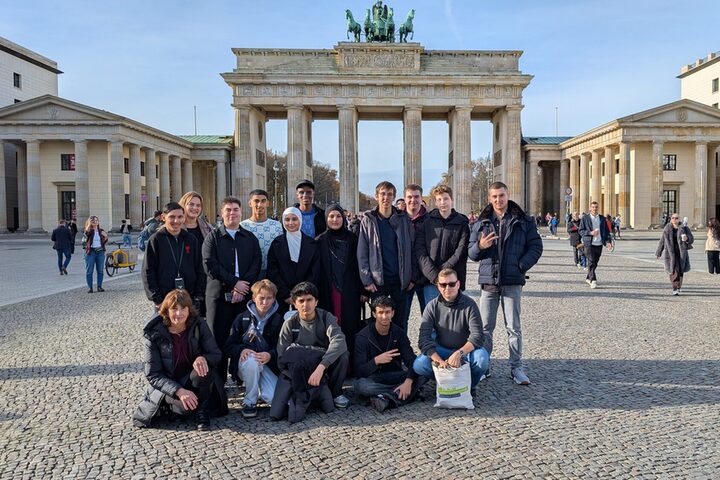 Gruppe des Jugendforums vor dem Brandenburger Tor