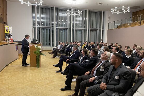 Bürgermeister Dirk Gene Hagelstein bei der Eröffnung des Wirtschaftsempfangs