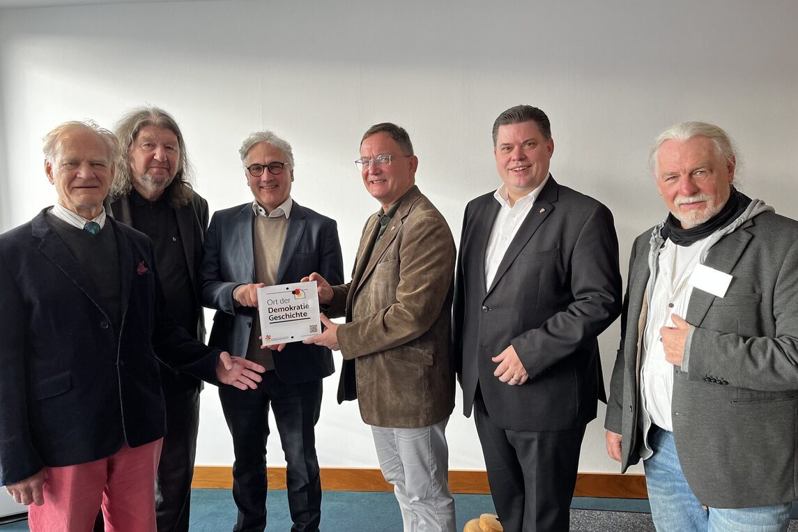 Georg Oeter (1. Vorsitzender Trägerverein Hugenottenrathaus e.V.) Pfarrer i.R. Matthias Loesch, Dr. Kai-Michael Sprenger (Direktor Stiftung Orte der deutschen Demokratiegeschichte), Bürgermeister Dirk Gene Hagelstein, Erster Stadtrat Stefan Schmitt, Werner Stahl (1. Vorsitzender Pour l’Yseboursch e.V.)