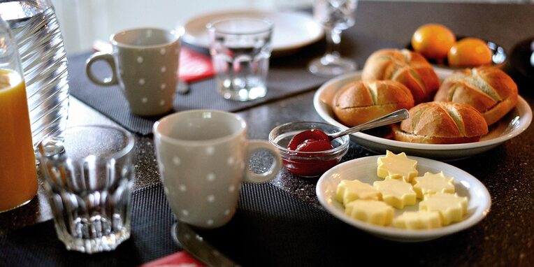 gedeckter Frühstückstisch