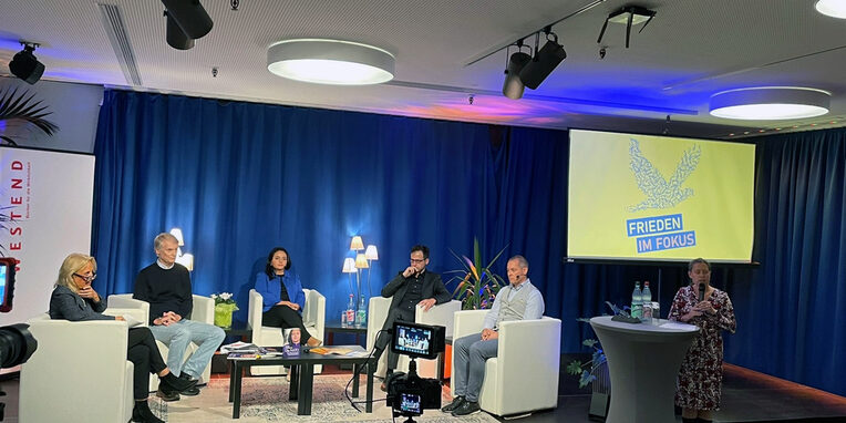 Podiumsdiskussion über Frieden