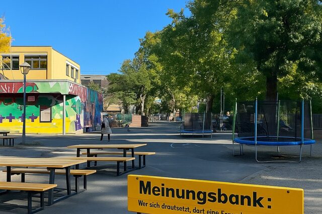 Vorschlag für eine Meinungsbank auf dem Gelände der Brüder Grimm Schule