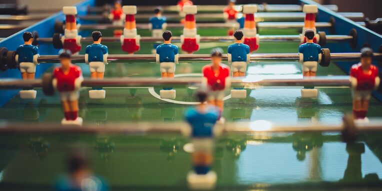 Tischfußballgerät mit Spielfiguren