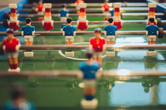 Tischfußballgerät mit Spielfiguren