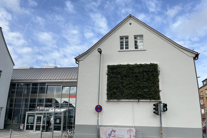 Bürgeramt mit begrünter Fassade