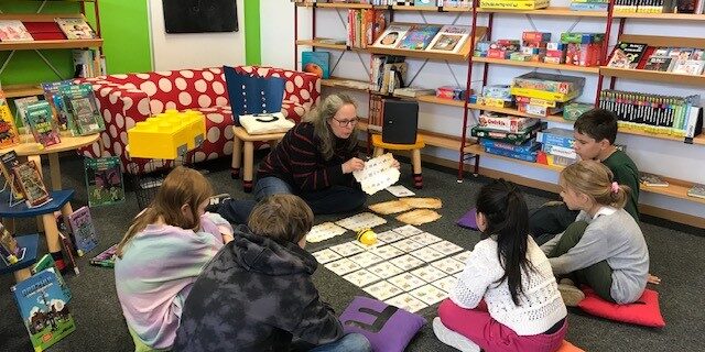 Julia Dornburg und Teilnehmer der Minecraft-Escape-Vorleseaktion in der Westendbibliothek