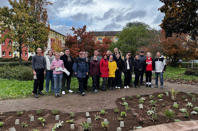 Mitarbeiterinnen und Mitarbeiter von Arrow ,DLB AöR, Bürgermeister Dirk Gene Hagelstein, Erster Stadtrat Stefan Schmitt und DLB-Vorständin Petra Klink