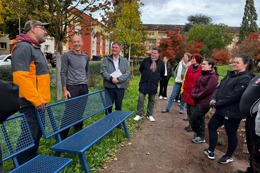 Vlnr. Vernon Chaney (Arrow Electronics Director Human Resources), Sylvio Jäckel (DLB AöR, Fachbereichsleitung Bäume), Bürgermeister Dirk Gene Hagelstein, Erster Stadtrat Stefan Schmitt