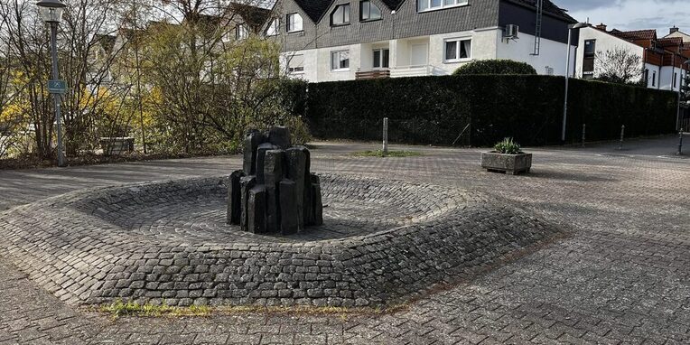 Wasserbrunnen aus Basaltstelen am Bertha-Pappenheim-Platz