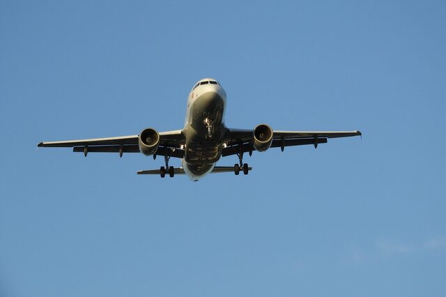 Ein Flugzeug im Landeanflug