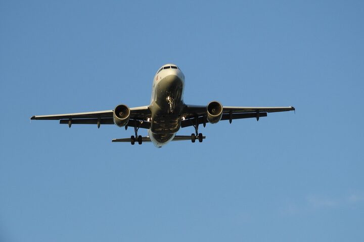 Ein Flugzeug im Landeanflug