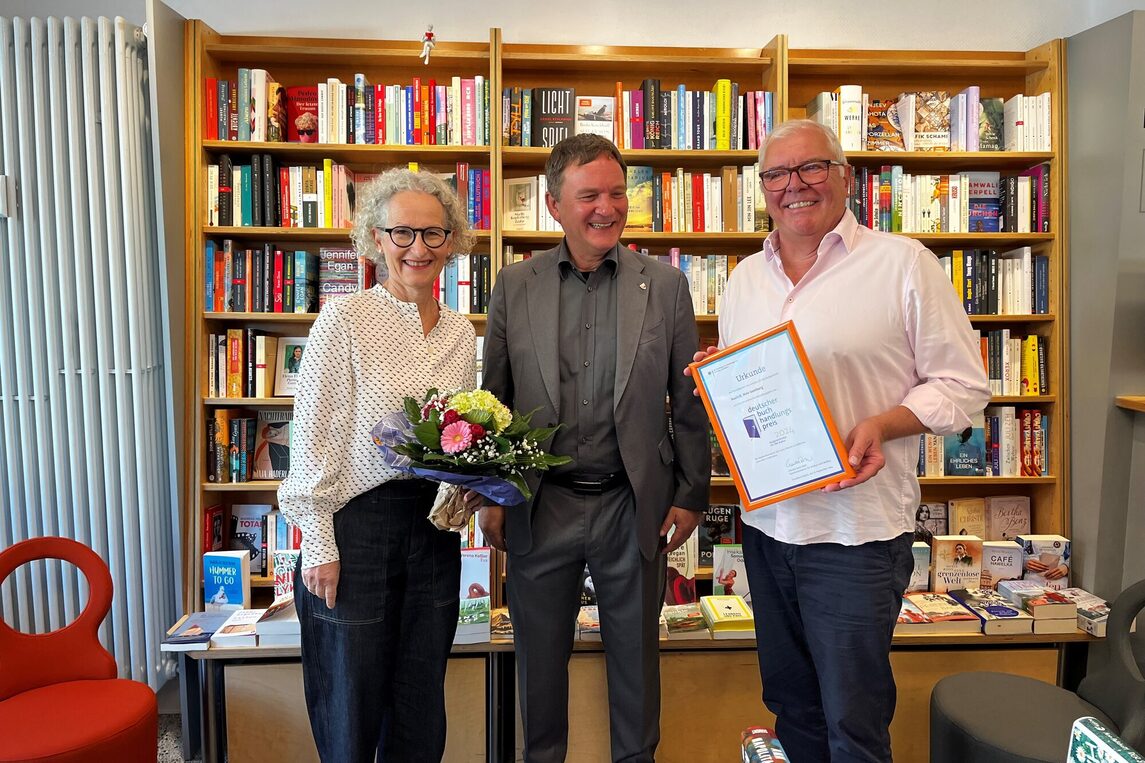 vlnr Anja Kronier, Bürgermeister Dirk Gene Hagelstein und Michael Roth in der Buchhandlung buch 78