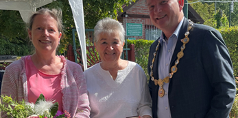 Vlnr. Stadtverordnetenvorsteherin Christine Wagner, Hannelore Steffens und Bürgermeister Dirk Gene Hagelstein