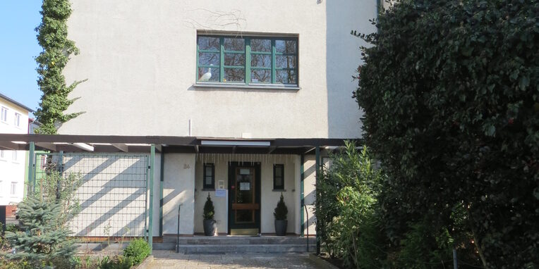 Eingangsbereich Haus Dr. Bäck in der Hugenottenallee