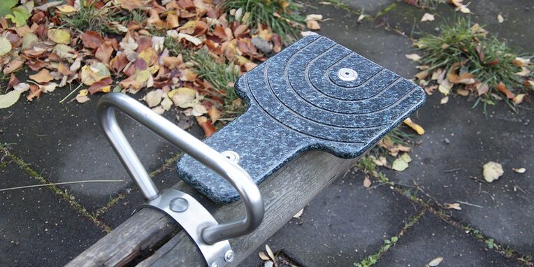 Eine Wippe auf einem Spielplatz