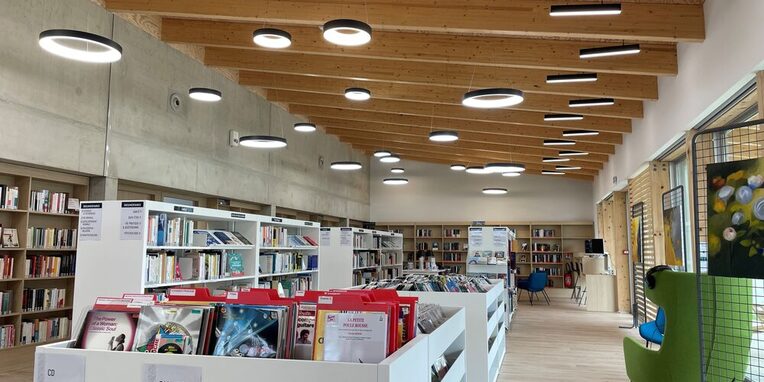 Innenansicht der neu eröffneten Mediathek in der französischen Partnerstadt Veauche