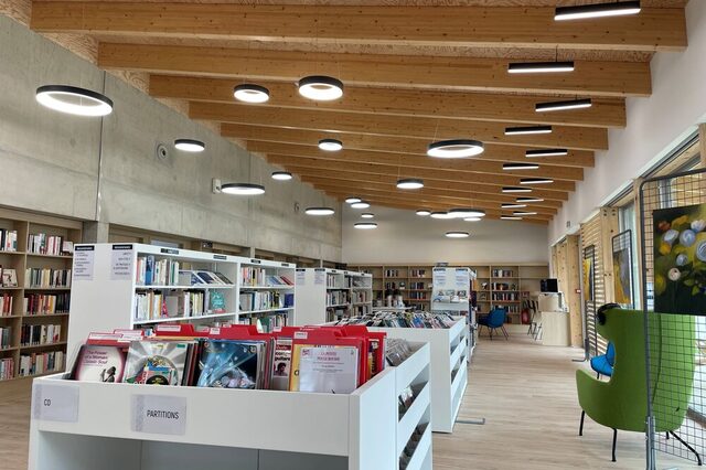 Innenansicht der neu eröffneten Mediathek in der französischen Partnerstadt Veauche