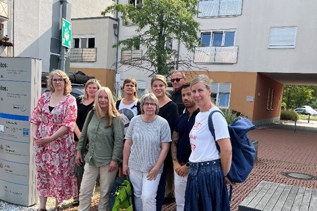 Teilnehmende beim Besuch der Vitos Kinder- und Jugendtagesklinik in Dietzenbach