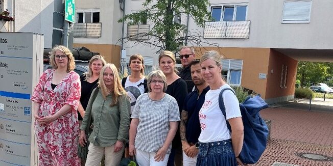 Teilnehmende beim Besuch der Vitos Kinder- und Jugendtagesklinik in Dietzenbach