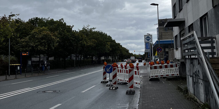 Straße Friedhofstraße 7 Fahrbahn mit Absperrung