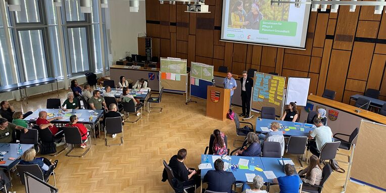 Auftaktveranstaltung des Netzwerks im Plenarsaal im Rathaus Neu-Isenburg
