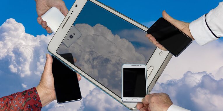 Bild mit mehreren Handys und einem Tablett mit Wolken und blauem Himmel im Hintergrund