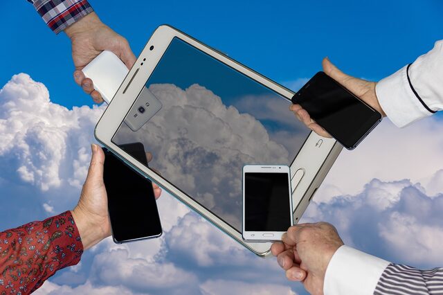 Bild mit mehreren Handys und einem Tablett mit Wolken und blauem Himmel im Hintergrund