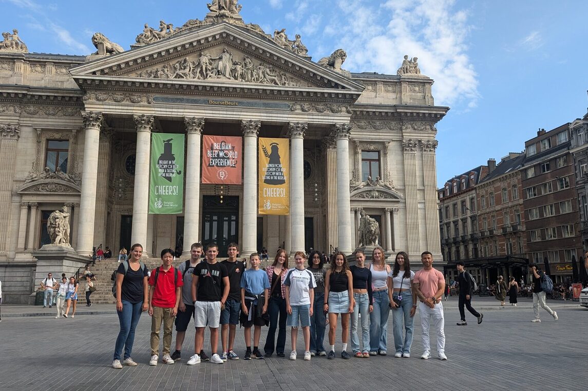 Das Kernteam des Jugendforums entdeckt den Grand Place in Brüssel.