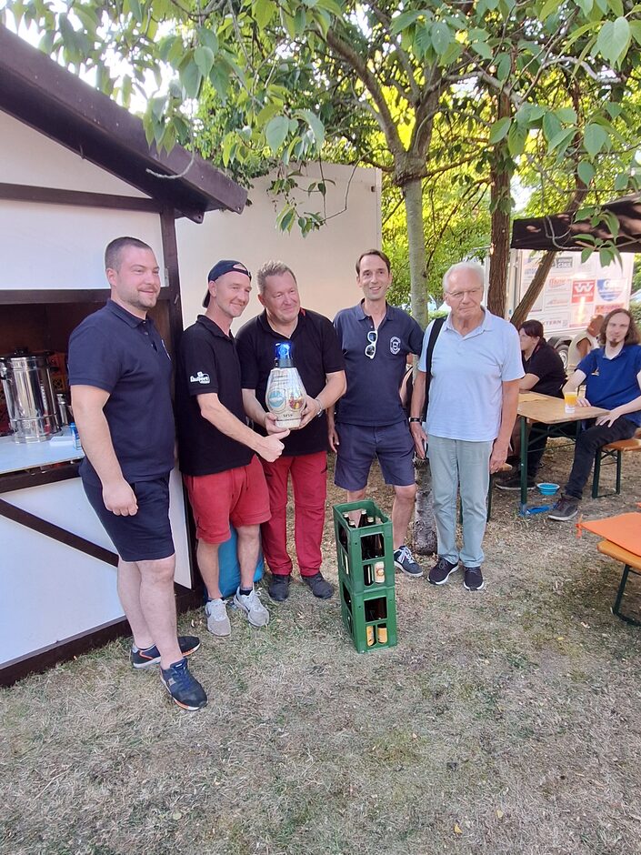 Vlnr: Joel Blattmann (Vereinsvorsitzender Freiwillige Feuerwehr Zeppelinheim), Michael Grimm (Vereinsvorsitzender Freiwillige Feuer-wehr Weida), Silvio Schettler (Stadtbrandmeister Weida), Sebastian Stern (Ortsbeirat Zeppelin-heim u. FFF Zeppelinheim), Bürgermeister a.D. Herbert Hunkel