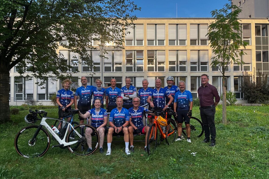 Das Radteam mit Bürgermeister Dirk Gene Hagelstein bei der Abfahrt in Neu-Isenburg