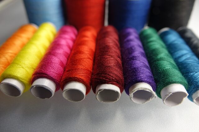 Bunte Nähgarnrollen