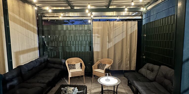 neu gestalteter Jugendraum mit Sitzmöglichkeiten