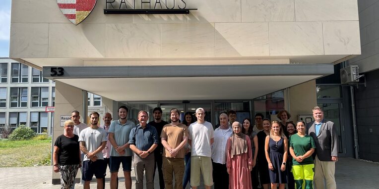 Gruppenfoto der neuen Auszubildenden mit Bürgermeister Dirk Gene Hagelstein, Erster Stadtrat Stefan Schmitt und Petra Klink