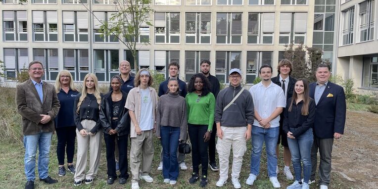 Die neuen Auszubildenden mit Bürgermeister Dirk Gene Hagelstein, Erster Stadtrat Stefan Schmitt und Kirk Reineke, Geschäftsführer Stadtwerke Neu-Isenburg GmbH