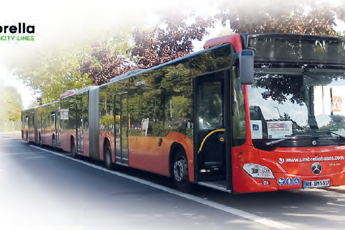 Ein Gelenkbus, der am 19.09.2025 von 8.00 Uhr bis 18:00 Uhr am Jugendcafé und auf der Demokratiemeile an der Brüder-Grimm-Schule steht