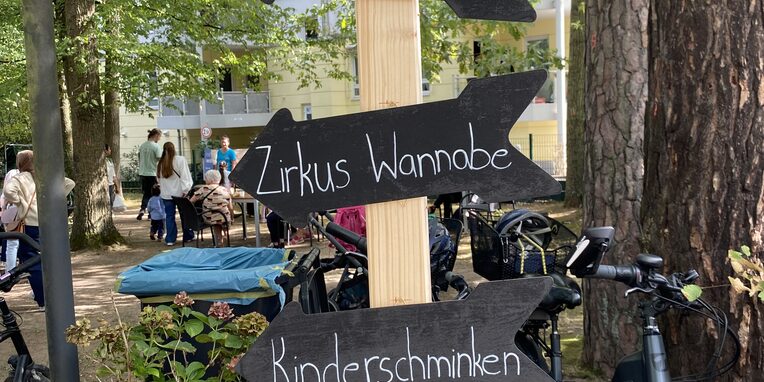 Pfosten mit Papierhinweisschildern zum Kinderschminken Zirkus etc.