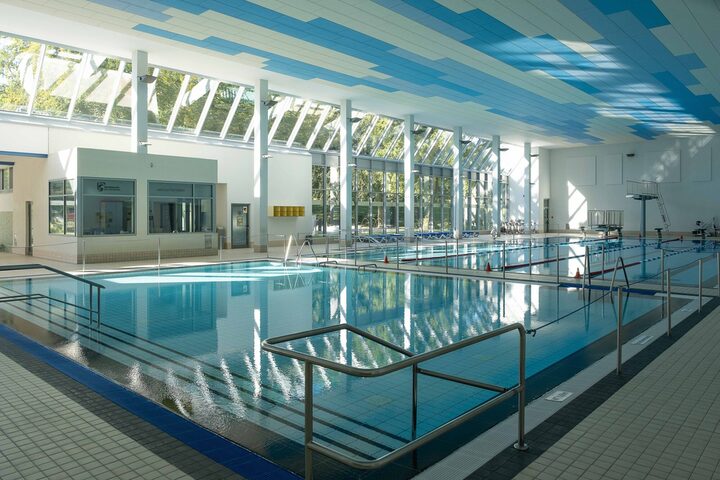 Schwimmbecken im Hallenbad