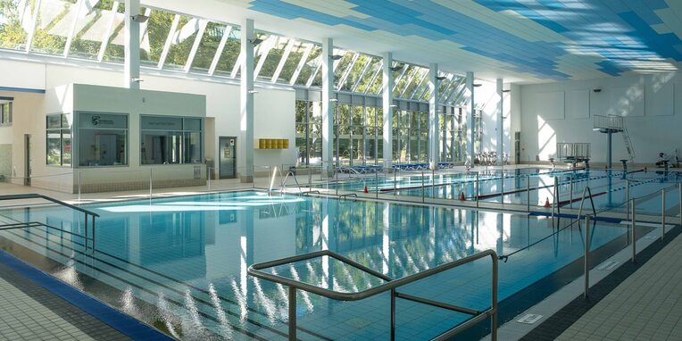 Schwimmbecken im Hallenbad