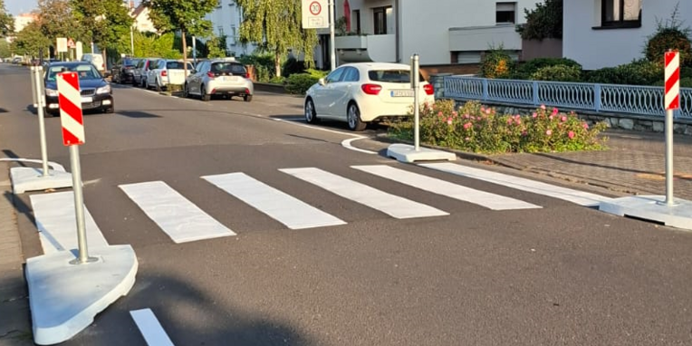 Verkehrsberuhigungsinseln am Zebrastreifen Neuhöfer Straße