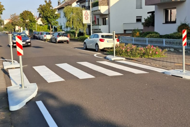 Verkehrsberuhigungsinseln am Zebrastreifen Neuhöfer Straße