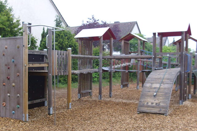 Spielplatz Rosenstraße vor dem Abbau der Spielgeräte