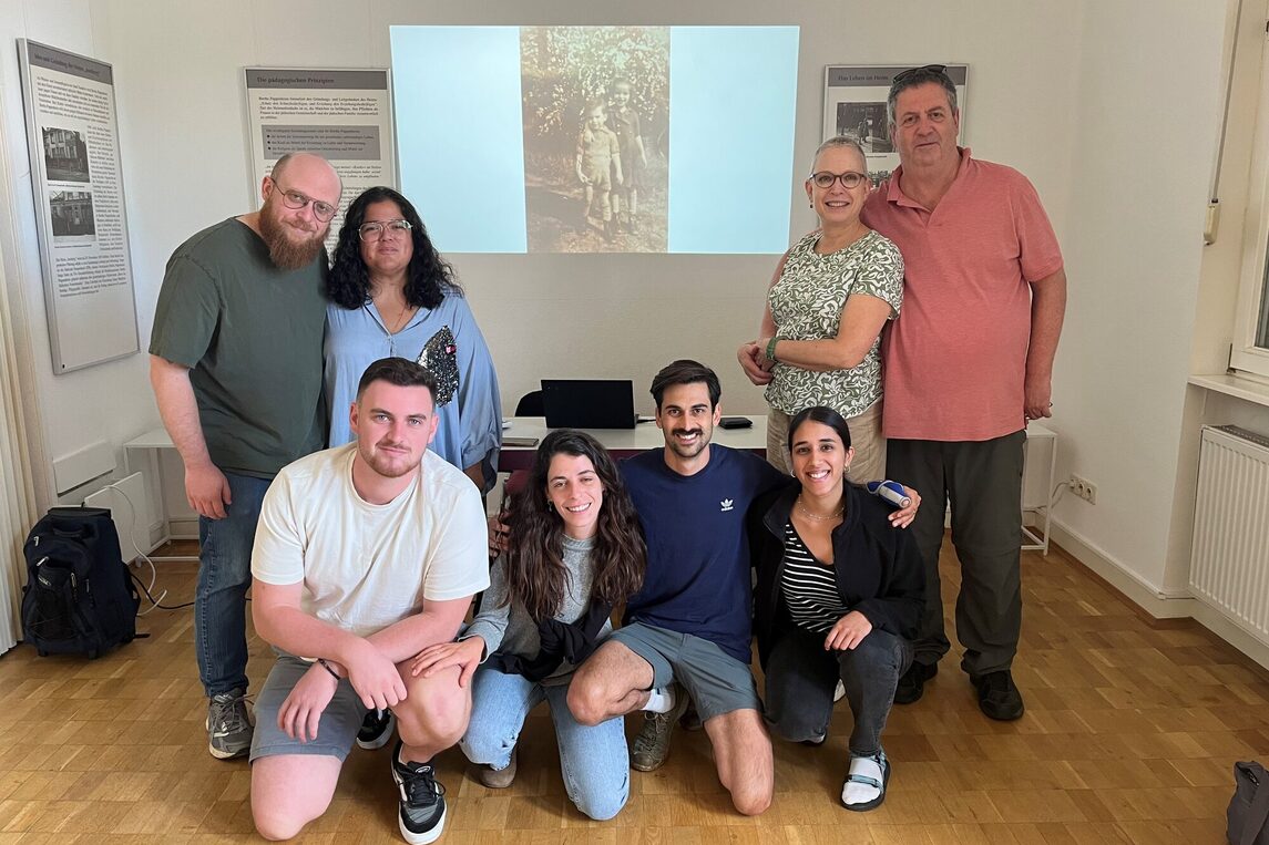 Hinten vlnr: Oren Ben-Arieh, Ana Gutierrez, Asher Ben-Arieh, Hamutal Ben-Arieh. Vorne vlnr: Erez Ben-Arieh, Nitzan Ben-Arieh, Matan Kleinberger, Shoval Mozes