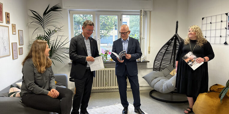 vlnr Monika Sokolowski, Bürgemeister Hagelstein, Frank Klaus und Larissa Cordes stehen im Jugendbüro