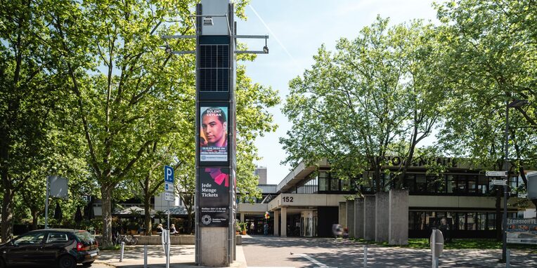 Digitaler Infoturm vor der Hugenottenhalle