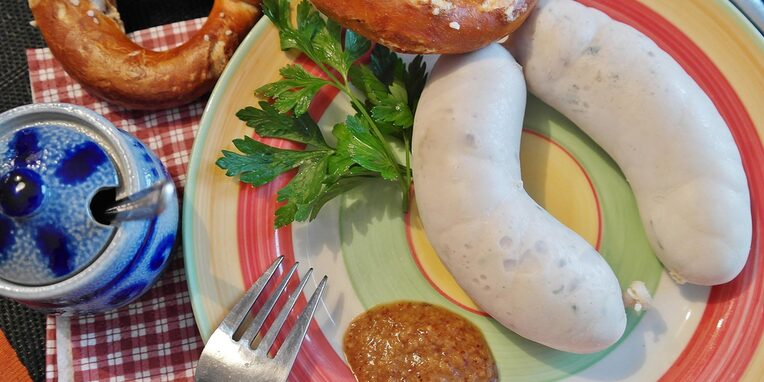 zünftiges Weißwurstfrühstück mit süssen Senf und Brezel