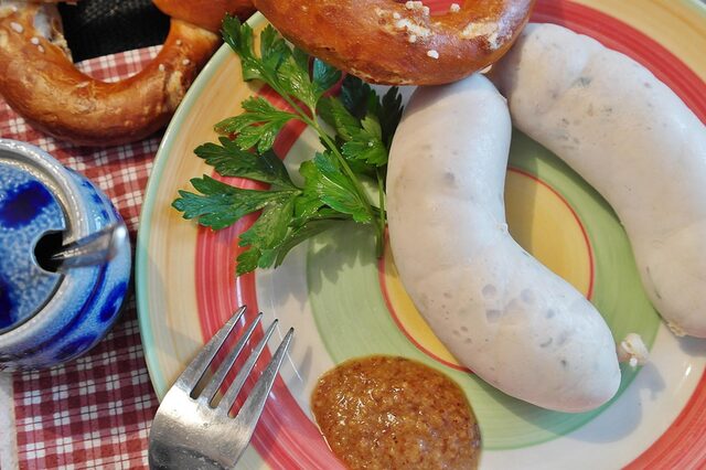 zünftiges Weißwurstfrühstück mit süssen Senf und Brezel